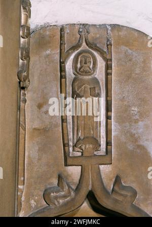 St Petroc habillé en moine au-dessus de la piscina (réutilisée de l'eau bénite) à côté du maître-autel dans son église à Padstow, Cornouailles, Angleterre, Royaume-Uni. Banque D'Images