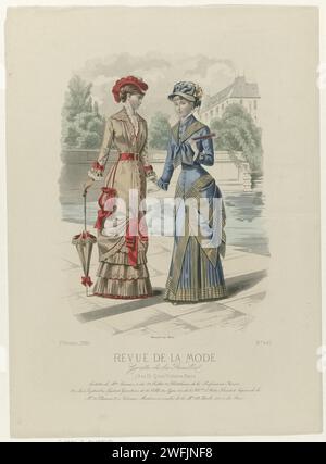 Revue de mode, Family gazette, dimanche 11 juillet 1880, 9e année, no 445 : toilettes de Mme Lesueur (...), E. Cheffer, 1880 deux femmes à l'étang, en robes Lesueur. A gauche : Robe d'Écrukliglige Batist brodée de soie rouge, ornée de noeuds et d'une ceinture rouge. Sur la hanche une petite pochette ('ridicule') de côté rouge brodé de batist. Un bâton de marche dans la main droite, qui peut également être utilisé comme parasol. A droite : Robe de mousseline en laine ou tissu bleu -gris. Selon la légende : «toilettes» par Lesueur. Ci-dessous quelques lignes de texte publicitaire pour différents produits. Imprimer à partir de la mode Banque D'Images