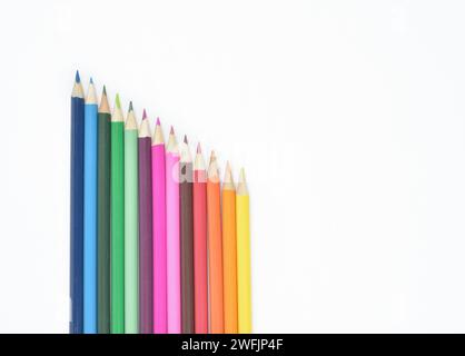 Ensemble de crayons de couleur en bois sans couture placés dans une rangée isolée sur fond clair Banque D'Images