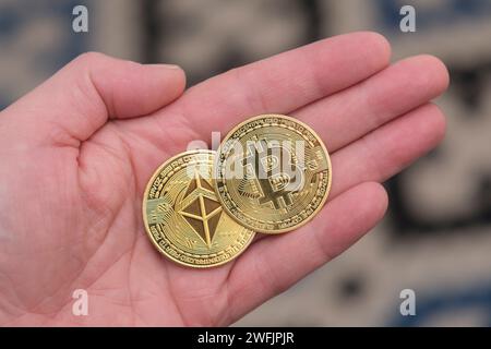 Ethereum et Bitcoin coin dans une main Banque D'Images