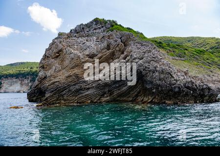 Falaises et crêtes de calcaire pittoresques sur les rives occidentales pittoresques de Corfou, en Grèce Banque D'Images
