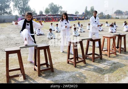 Les élèves participent à divers jeux lors du 4e Gala sportif annuel 2024 qui se tient à l’école et au collège Bakhtwar de Naundero le mercredi 31 janvier 2024. Banque D'Images