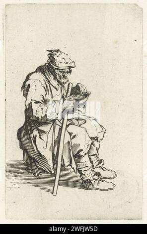 Mendiant assis avec un bol et un bâton, Jacques Callot, 1622 - 1623 imprimé Homme, vêtu de chiffons, vu à droite, assis, assis dans la main droite un bâton et un bol ou mendiant la sieste, d'où il prend quelque chose à manger avec la main gauche (ou compte-t-il peut-être son argent?). Cette estampe fait partie d'une série de 25 estampes avec mendiants et tramps, comme Callot qui a probablement vu en Italie. Nancy papier gravure mendiant. bâton de marche, personnel. bol mendiant. bol. manger. compter, calculer. pièce de monnaie Banque D'Images