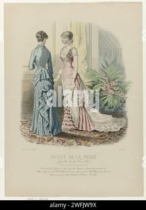 Revue de mode, Family gazette, dimanche 8 août 1880, 9e année, no 449 : Evénements de la parfumerie Ninon (...), E. Cheffer, 1880 deux femmes dans un intérieur. À gauche : Robe de 'surah' unie et brune en bleu. Droite : Baljapon, également adapté pour 'grand diner', de satin rose et crêpe de Chine blanc ou 'musseline blanche si le'. Avec plage de pliage. Sous l'image quelques lignes de texte publicitaire pour différents produits. Tirage du magazine de mode Revue de la mode (1872-1913). Description détaillée des vêtements à la page 267 'planche coloriée'. Assiettes de mode gravure papier Paris. robe, robe (+ w Banque D'Images