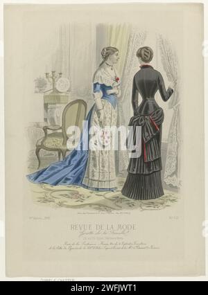 Revue de mode, Family gazette, dimanche 25 décembre 1881, 10e année, no 521 : gants de parfumerie Ninon (...), E. Cheffer, 1881 deux femmes dans un intérieur, debout près d'une fenêtre. A gauche : Robe en velours bleu et brocart blanc à motif floral doré, pour soirées et réceptions. Kant Fichu. La femme tient un écran de main (écran de feu) avec un motif floral dans sa main. A droite : Housejapon et robe pour les visites en satin noir. Sous l'image quelques lignes de texte publicitaire pour différents produits. Tirage du magazine de mode Revue de la mode (1872-1913). Description détaillée des vêtements sur p Banque D'Images