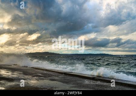 Les vagues s'écrasent sur la digue de la mer à Alki Beach à West Seattle, Washington. Banque D'Images