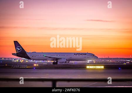 Flugzeug der Lufthansa steht startbereit an der Startbahn West, Airbus A200. Frühmmorgens am Flughafen noch vor Sonnenaufgang. Flughafen Frankfurt am main, Fraport. // 27.01.2024 : Frankfurt am main, Hessen, Deutschland, Europa *** avion Lufthansa prêt pour le décollage sur la piste ouest, Airbus A200 tôt le matin à l'aéroport avant le lever du soleil Frankfurt am main Airport, Fraport 27 01 2024 Frankfurt am main, Hesse, Allemagne, Europe Banque D'Images