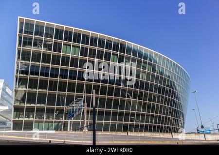 Kloten, Suisse - 27 mars 2022 : extérieur du bâtiment moderne The Circle à l'aéroport de Zurich. C'est un bâtiment complexe pour le shopping et les affaires Banque D'Images