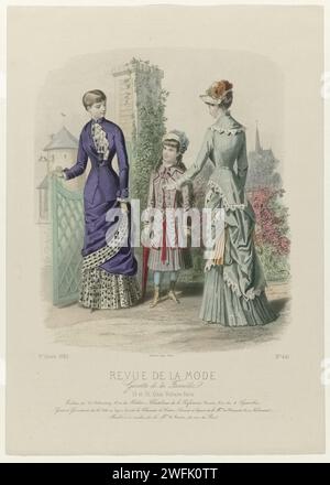 Revue de mode, Family gazette, dimanche 13 juin 1880, 9e année, no 441 : toilettes de Me Delannoy (...), Anonyme, 1880 deux femmes et une fille à la porte d'un jardin, habillées dans les Japannoy. À gauche : Robe courte en violet 'Surah' et 'Surah Pompadour' avec des fleurs violettes, pour une jeune femme au milieu : costume de fille en gris 'surah', garni de planche rouge. Chapeau de paille blanc avec plumes bleues. Droite : Robe pour une jeune femme de batist rayé en vert et blanc. 'Habit corsage' avec col plat large clarifié avec de la dentelle blanche. Sous l'image certaines lignes de texte publicitaire pour diffèrent Banque D'Images