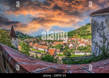 Vue aérienne et panoramique sur le village de Biertan, documentée depuis 1283, Transylvanie, Roumanie. Colline de la Citadelle, église évangélique fortifiée construite en 149 Banque D'Images