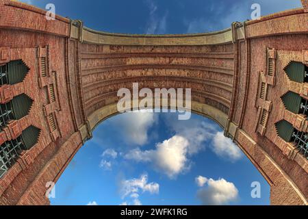 BARCELONE, ESPAGNE - FÉV. 27, 2022 : détail de l'Arc de Triomphe, un arc de triomphe construit par l'architecte Josep Vilaseca i Casanovas. Banque D'Images