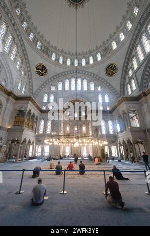 Vue extérieure de la mosquée Nuruosmaniye. La mosquée a été commandée à l'ordre du sultan Mahmut Ier, Istanbul, Turquie Banque D'Images