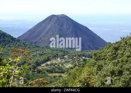 Izalco un stratovolcan actif près du volcan Santa Ana, El Salvador Amérique centrale Banque D'Images