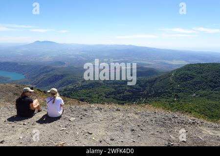 Touristes appréciant la vue depuis le sommet du volcan Santa Ana, El Salvador, Amérique centrale Banque D'Images