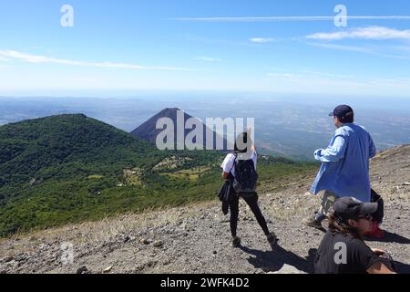 Touristes appréciant la vue depuis le sommet du volcan Santa Ana, El Salvador, Amérique centrale Banque D'Images