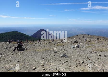 Touristes appréciant la vue depuis le sommet du volcan Santa Ana, El Salvador, Amérique centrale Banque D'Images