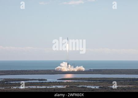 Cape Canaveral (États-Unis d ' Amérique). 30 janvier 2024. Une fusée SpaceX Falcon 9 explose dans l'espace transportant la mission Northrop Grumman Cygnus Unmaned commercial Resupply Services depuis le complexe de lancement spatial 40 de la Station spatiale Cape Canaveral, le 30 janvier 2024 à Cape Canaveral, Floride. Le vaisseau spatial transporte 8 200 livres de recherches scientifiques, de fournitures et d'équipement vers la Station spatiale internationale. Crédit : Kim Shiflett/NASA photo/Alamy Live News Banque D'Images