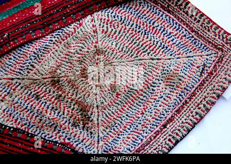 Nakshi kantha, un type de courtepointe brodée, est une tradition artistique bengali vieille de plusieurs siècles de la région du Bengale, remarquable au Bangladesh et dans les États indiens du Bengale occidental, du Tripura et d'une partie de l'Assam. Le matériau de base utilisé est le fil et le vieux tissu. Les motifs colorés et les motifs qui sont brodés ont abouti au nom 'Nakshi Kantha', qui a été dérivé du mot bengali 'naksha', qui se réfère aux motifs artistiques.ces articles sont conservés au 'Bangladesh Folk and Karur art Museum'. Bangladesh. Banque D'Images