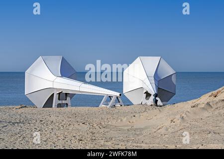 Je peux l'entendre, installation artistique sur la plage par Ivars Drulle à la station balnéaire Westende, Middelkerke, Flandre Occidentale, Belgique Banque D'Images