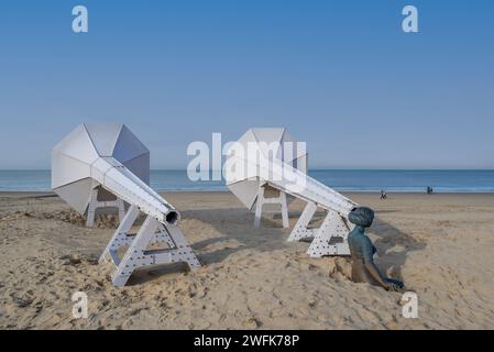 Je peux l'entendre, installation artistique sur la plage par Ivars Drulle à la station balnéaire Westende, Middelkerke, Flandre Occidentale, Belgique Banque D'Images