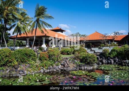 19.07.2023, Nusa Dua, Benoa, Bali, Indonésie, Asie - vue extérieure du complexe hôtelier Grand Hyatt Bali avec étang de jardin sur la plage de Nusa Dua. Banque D'Images