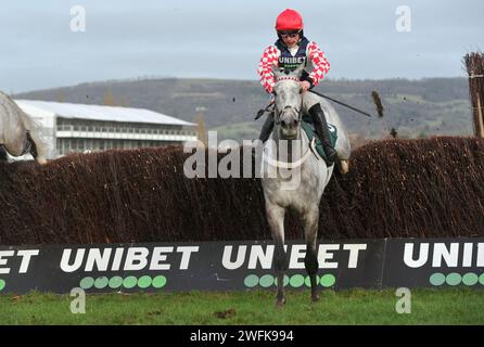 Course 3 1,15 le Paddy Power Cheltenham Countdown Podcast handicap Chase (Class 1 Premier handicap) Excello monté par James Bowen sautant le dernier. Banque D'Images