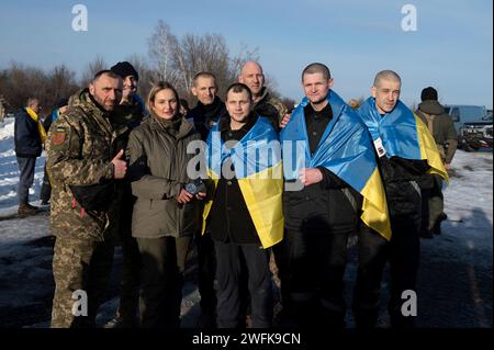 Bakhmut, Ukraine. 31 janvier 2024. Des soldats ukrainiens posent avec des drapeaux après être rentrés chez eux à la suite d'un échange de prisonniers de guerre entre la Russie et l'Ukraine, le 31 janvier 2024 dans un lieu non divulgué. L'échange était le 50e retour de prisonniers de guerre et impliquait 207 défenseurs ukrainiens. Crédit : Pool photo/Ukrainian Presidential Press Office/Alamy Live News Banque D'Images