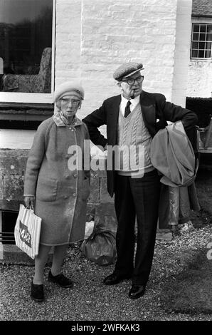 Années 1970 Royaume-Uni, couple marié mari et femme au Tichborne Dole. Tichborne, Hampshire 1974. En attendant de recevoir leur gallon Tichborn de farine. ANNÉES 1970 ROYAUME-UNI HOMER SYKES Banque D'Images
