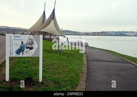 L'exposition en plein air Captain Scott, sur Cardiff Bay barrage avec panneau. Hiver 2024, janvier Banque D'Images