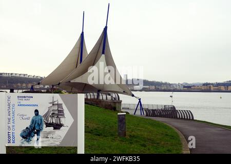 L'exposition en plein air Captain Scott, sur Cardiff Bay barrage avec panneau. Hiver 2024, janvier Banque D'Images