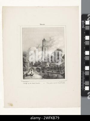 Vue de l'Oude Gracht à Utrecht, Reinier Craeyvanger, 1830 print il y a des arbres le long du canal. Plus loin, à droite de l'eau, la Tour Dom. Imprimeur : Netherlandsprinter : Amsterdam pièces en papier de l'extérieur de l'église et annexes : tour. Pont en ville à travers la rivière, canal, etc. Utrecht. Oudegracht. Stupide tour Banque D'Images