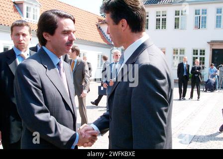 18 juin 2002-le Premier ministre danois Anders Fogh Rasmussen accueille le Premier ministre espagnol Jose Maria Aznar à Marienborg Lyngby, après un discours le Premier ministre tient une conférence de presse conjointe à Marienborg, Lyngby Danemark (photo de Francis Dean/Dean Pictures) Banque D'Images