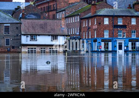 La rivière Ouse a éclaté ses rives après de fortes pluies (le bord de la rivière submergé sous de hautes eaux, les locaux de pub inondés) - York, North Yorkshire, Angleterre, Royaume-Uni. Banque D'Images