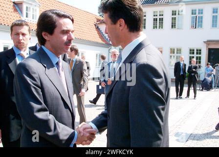 18 juin 2002-le Premier ministre danois Anders Fogh Rasmussen accueille le Premier ministre espagnol Jose Maria Aznar à Marienborg Lyngby, après le discours le Premier ministre tient une conférence de presse conjointe à Marienborg, Lyngby Danemark Banque D'Images