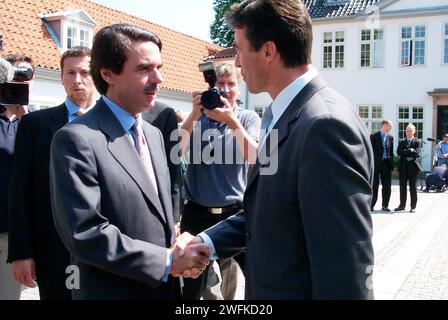 18 juin 2002-le Premier ministre danois Anders Fogh Rasmussen accueille le Premier ministre espagnol Jose Maria Aznar à Marienborg Lyngby, après le discours le Premier ministre tient une conférence de presse conjointe à Marienborg, Lyngby Danemark Banque D'Images