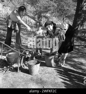 Comté de Vrancea, République socialiste de Roumanie, env. 1975. Cuisine familiale à l'extérieur en utilisant un chaudron sur feu ouvert. Banque D'Images