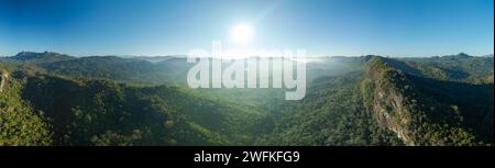 Vue panoramique aérienne au-dessus du sommet de la cascade de Thi Lor su. belle chaîne de montagnes au lever du soleil. THI Lo su Waterfall se dresse comme un joyau caché withi Banque D'Images