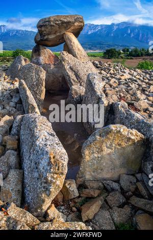 Sorgiñaren Txabola, Chabola de la Hechicera dolmen néolithique, Elvillar, Alava, araba pays Basque, Euskadi Espagne. Dans les différentes fouilles campa Banque D'Images