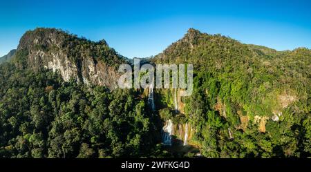 Vue panoramique aérienne au-dessus du sommet de la cascade de Thi Lor su. belle chaîne de montagnes au lever du soleil. THI Lo su Waterfall se dresse comme un joyau caché withi Banque D'Images