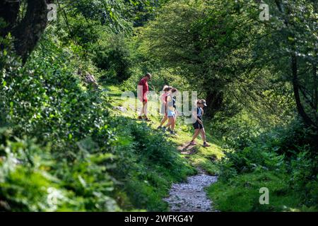 Les gens courent sur le chemin du tunnel de San Adrián sur la chaîne de montagnes Aizkorri au pays Basque, Goierri, pays Basque Highlands pays Basque, eus Banque D'Images