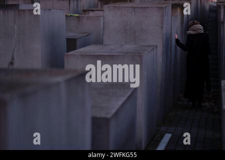 Deutschland, Berlin, 27.01.2024, Holocaust Mahnmal, Jahrestags der Befreiung des Vernichtungs- und Konzentrationslagers Auschwitz-Birkenau, Berührung..., Rolf Zoellner Holocaust Gedenktag *** Allemagne, Berlin, 27 01 2024, Mémorial de l'Holocauste, anniversaire de la libération du camp d'extermination et de concentration d'Auschwitz Birkenau Banque D'Images