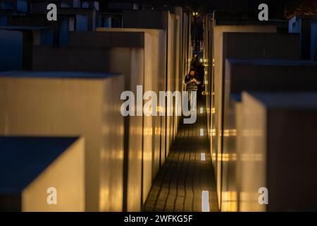 Deutschland, Berlin, 27.01.2024, Holocaust Mahnmal, Jahrestags der Befreiung des Vernichtungs- und Konzentrationslagers Auschwitz-Birkenau, Besucher mit Handy, Rolf Zoellner Holocaust Gedenktag *** Allemagne, Berlin, 27 01 2024, Mémorial de l'Holocauste, anniversaire de la libération du camp d'extermination et de concentration d'Auschwitz Birkenau Banque D'Images