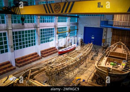 Musée Albaola, reconstruction de bateaux baleiniers historiques dans le port basque de Pasaia, Gipuzkoa, Espagne. Albaola Itsas Kultur Faktoria Maritime Basque in Banque D'Images