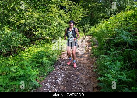 Fille courant sur le chemin du tunnel de San Adrián sur la chaîne de montagnes Aizkorri au pays Basque, Goierri, pays Basque Highlands pays Basque, Euska Banque D'Images