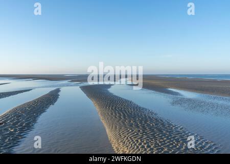 Des sables sculptés sont dévoilés à marée basse sur la plage préservée de West Wittering. Banque D'Images