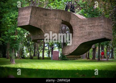 Lugar de Encuentros IV le Musée Chillida-Leku, sculptures dans les jardins et les forêts du sculpteur basque Eduardo Chillida, Hernani, Guipuzcoa, basque Banque D'Images