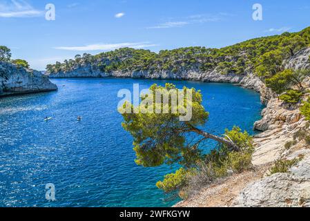 Belle baie sur la mer Méditerranée en France. Banque D'Images