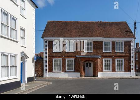 En regardant directement la magnifique place NO3 St Martin's dans la vieille ville historique de Chichester. Banque D'Images