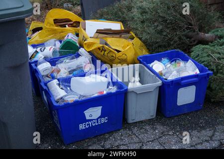 Bacs de recyclage et sacs pleins de déchets en attente d'être ramassés pour recyclage, Vancouver, C.-B., Canada Banque D'Images