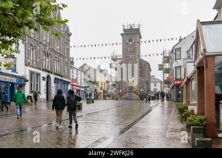 KESWICK, LE DISTRICT DES LACS, ANGLETERRE : - 24 SEPTEMBRE 2023 : le centre-ville de Keswick avec le Moot Hall sous te pluie. Banque D'Images